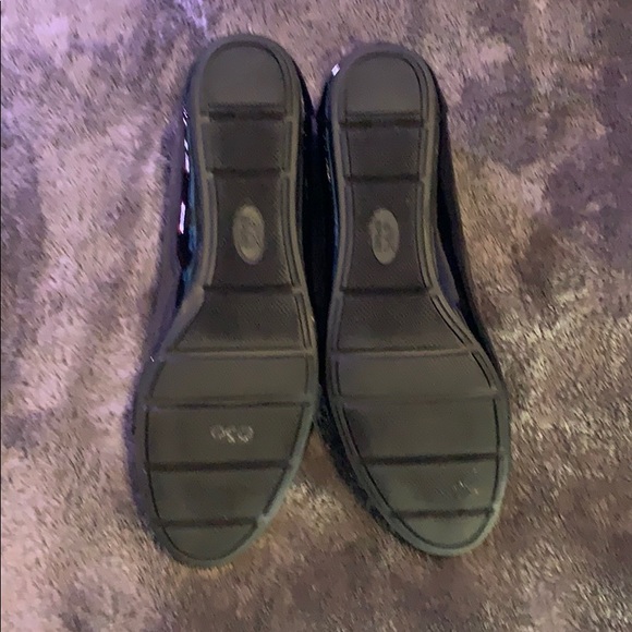 Used Mis-Matched pair of Anne Klein Abell Flats - Picture 2 of 5